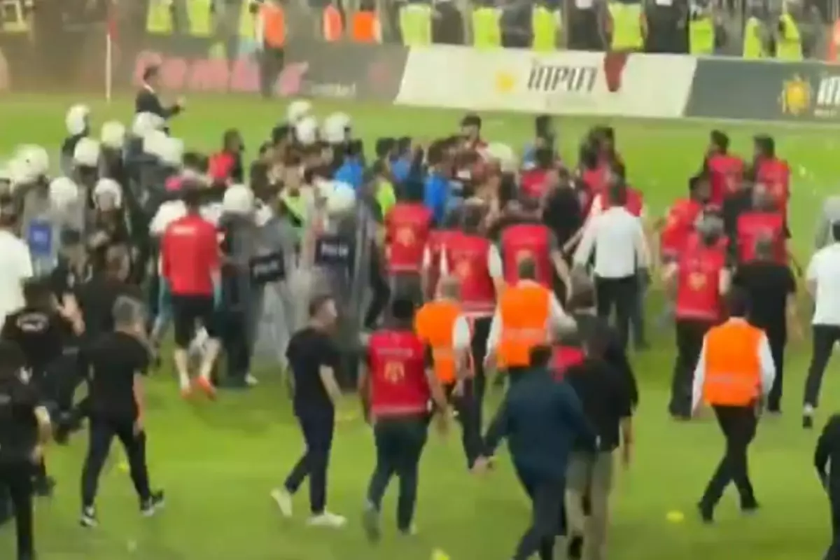 Elazığspor ve Vanspor oyuncuları maç öncesi birbirlerine girdi