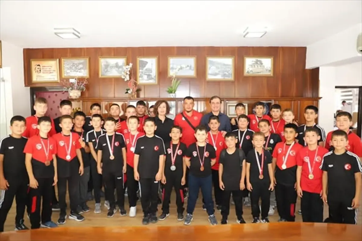 Elmalı Belediyesi'nden Şampiyon Sporculara Ödül