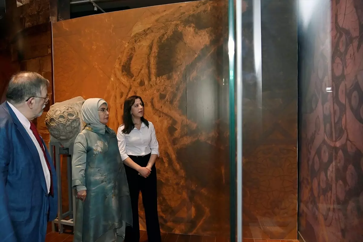 Emine Erdoğan Anadolu Selçukluları Sergisi'ni ziyaret etti