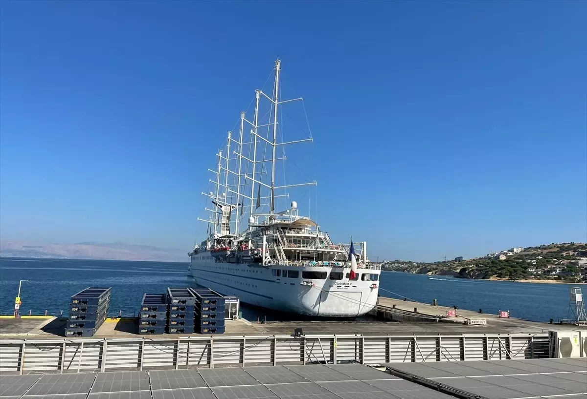 Dünyanın En Büyük Yelkenli Yolcu Gemisi 'Club Med 2' Çeşme'ye Ulaştı