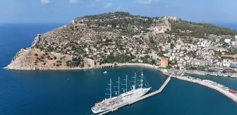 Dünyanın En Büyük Yelkenli Yolcu Gemisi Alanya Limanı'na Demirledi