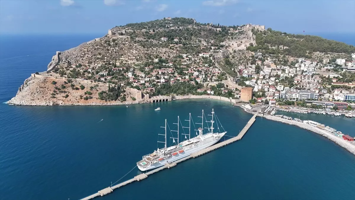 Dünyanın En Büyük Yelkenli Yolcu Gemisi Alanya Limanı'na Demirledi