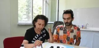 Bedensel Engelli Kursiyerler Akrilik Resim Kursunda Yeteneklerini Sergiliyor