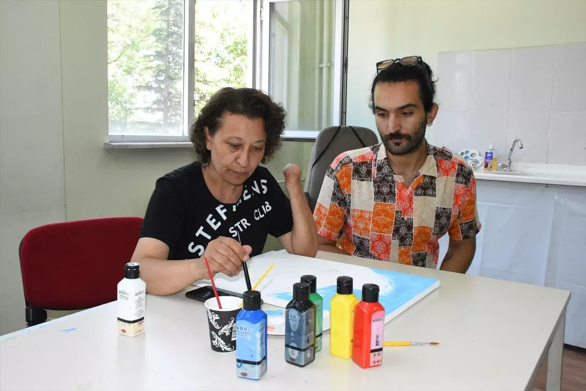 Bedensel Engelli Kursiyerler Akrilik Resim Kursunda Yeteneklerini Sergiliyor