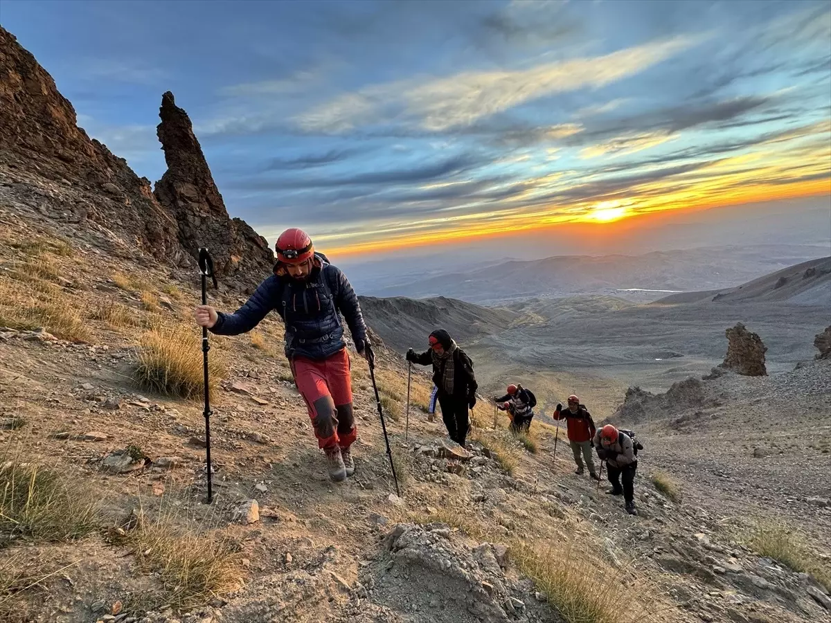 Erciyes'te İlk Kez Tarifeli Zirve Tırmanışları Başladı