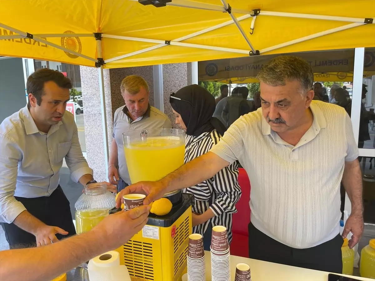 Erdemli'de Sağlık Çalışanlarına Limonata İkramı