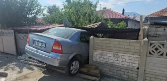 Erzincan'da Otomobil Bahçe Duvarına Çarptı: 1 Yaralı