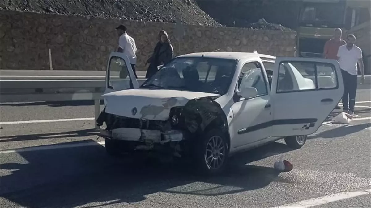 Erzincan'da Oto Kaza: 5 Yaralı