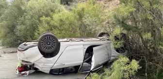Erzincan'da Otomobil Dereye Devrildi, 4 Kişi Yaralandı