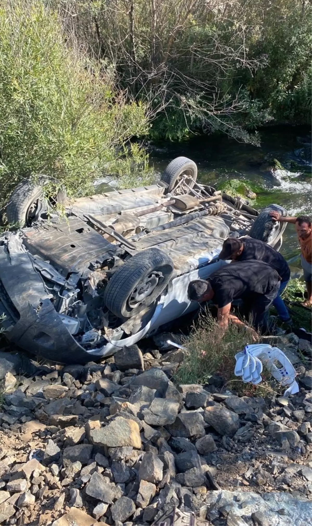 Erzincan'da Otomobil Dereye Devrildi: 6 Yaralı