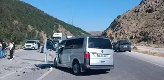 Erzincan'da Trafik Kazası: 1 Çocuk Hayatını Kaybetti, 9 Yaralı