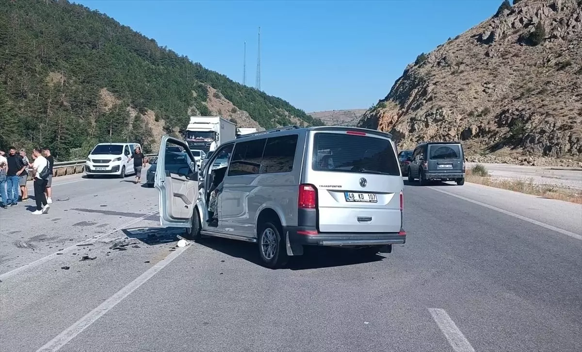 Erzincan'da Trafik Kazası: 1 Çocuk Hayatını Kaybetti, 9 Yaralı