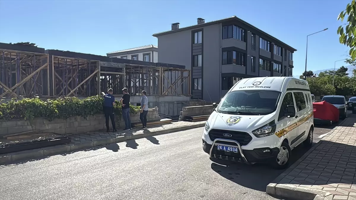 Erzincan'da Apartman İnşaatında İşçi Düşerek Ağır Yaralandı