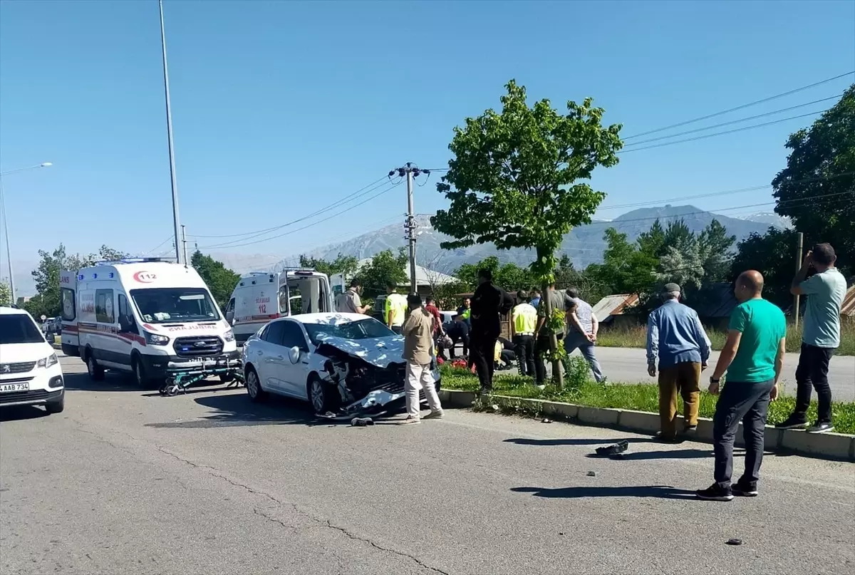 Erzincan'da otomobil ile çarpışan motosikletin sürücüsü öldü