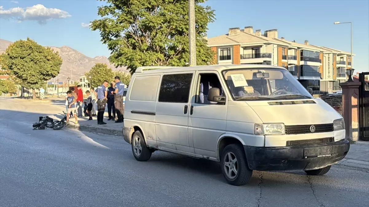 Erzincan'da Elektrikli Bisiklete Panelvan Çarptı, Çocuk Ağır Yaralandı