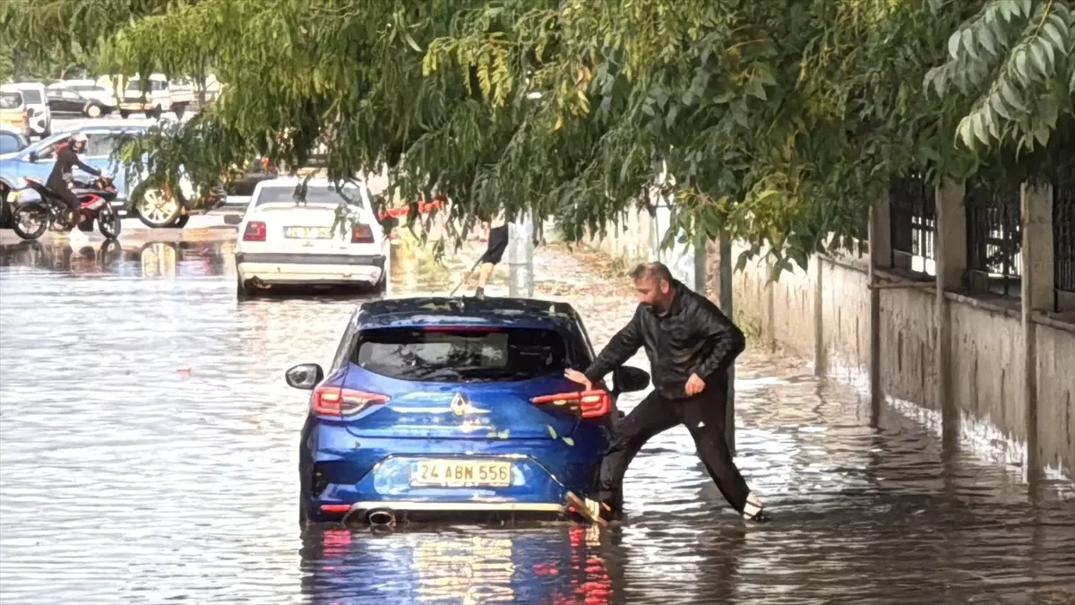 Erzincan'da Sağanak ve Fırtına Hayatı Olumsuz Etkiledi