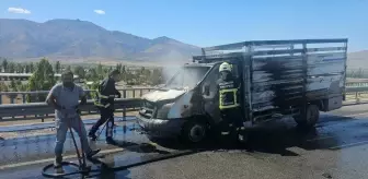 Erzincan'da Seyir Halindeki Kamyonet Alev Aldı
