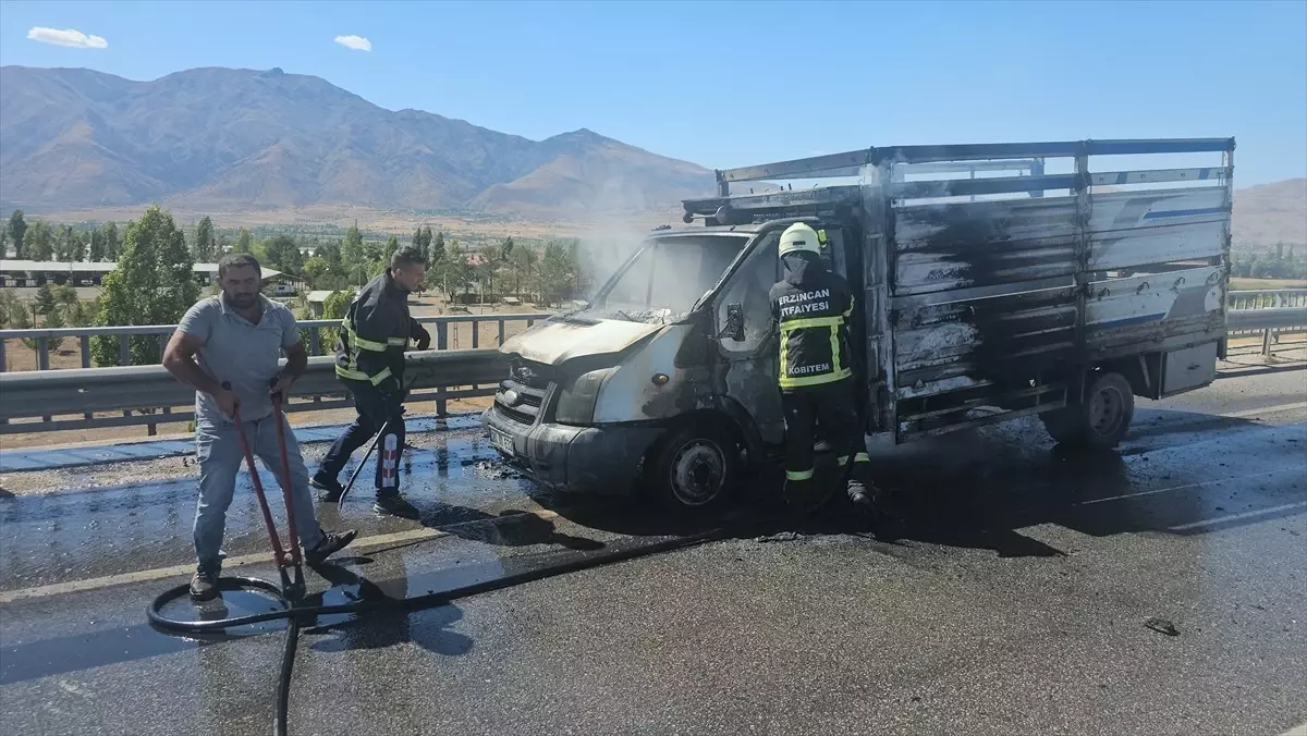 Erzincan'da Seyir Halindeki Kamyonet Alev Aldı