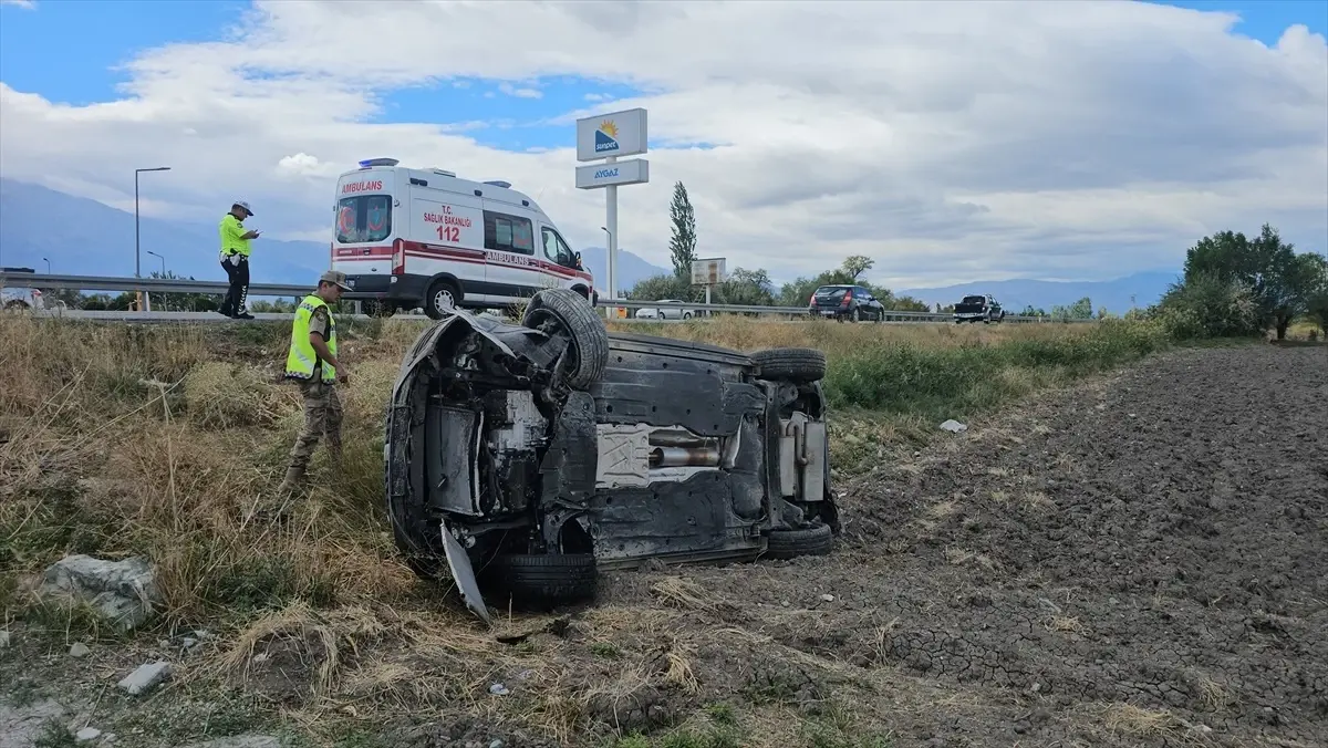 Erzincan'da Takla Atan Otomobilden İki Kişi Kurtarıldı