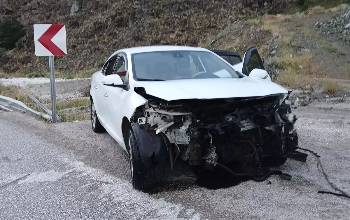 Erzincan'da İki Trafik Kazasında 5 Kişi Yaralandı