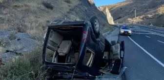 Erzincan'da Hafif Ticari Araç Devrildi: 3 Yaralı