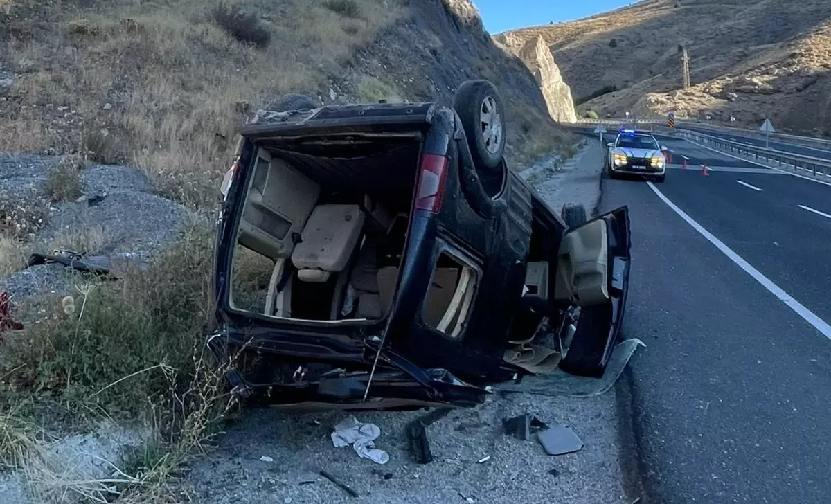 Erzincan'da Hafif Ticari Araç Devrildi: 3 Yaralı