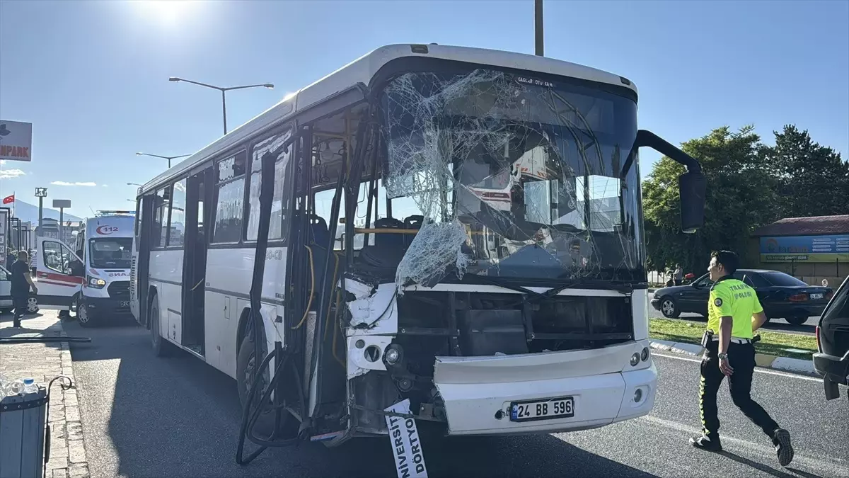 Erzincan'da Otobüs ile Tır Çarpıştı: 3 Yaralı