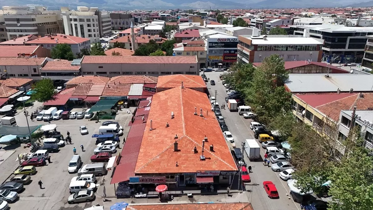 Erzincan'da Yangın Sonrası Dükkanların Çatısı Yeniden Yapıldı