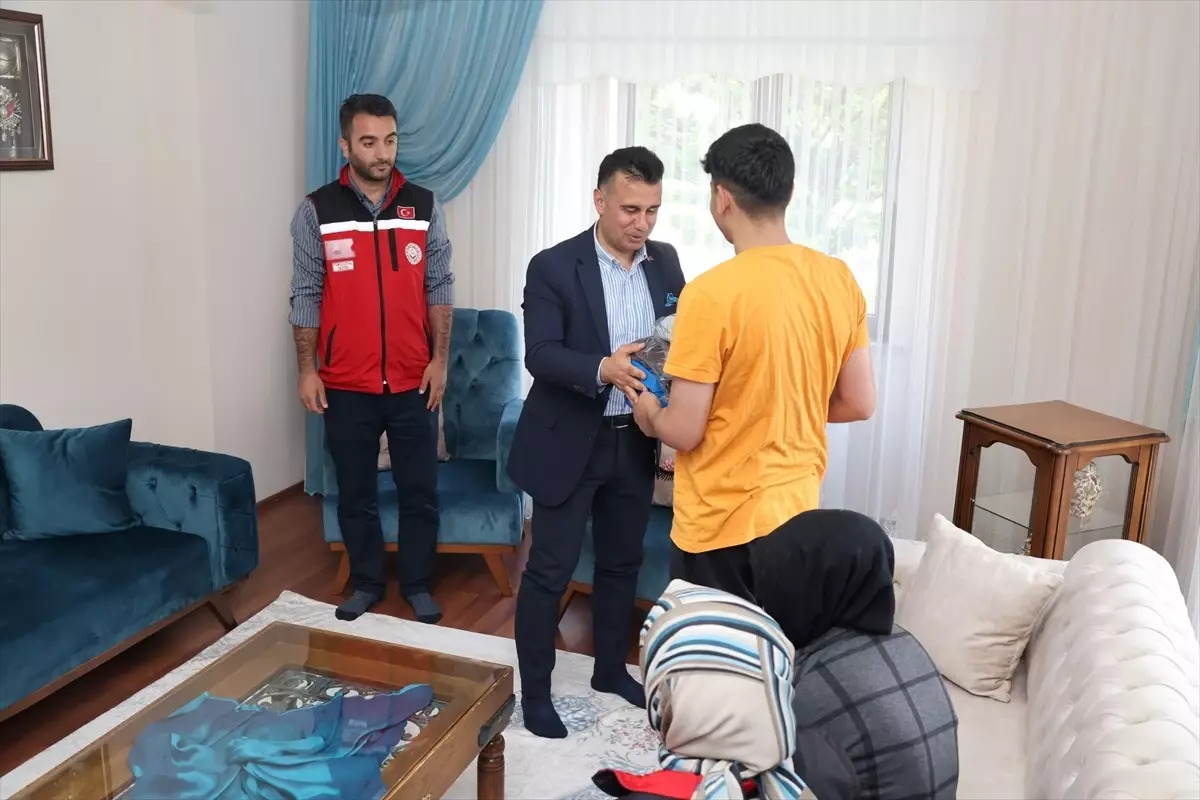 Erzurum'da Aile Yılı Kapsamında 84 Öğrenciye Spor Seti Hediye Edildi