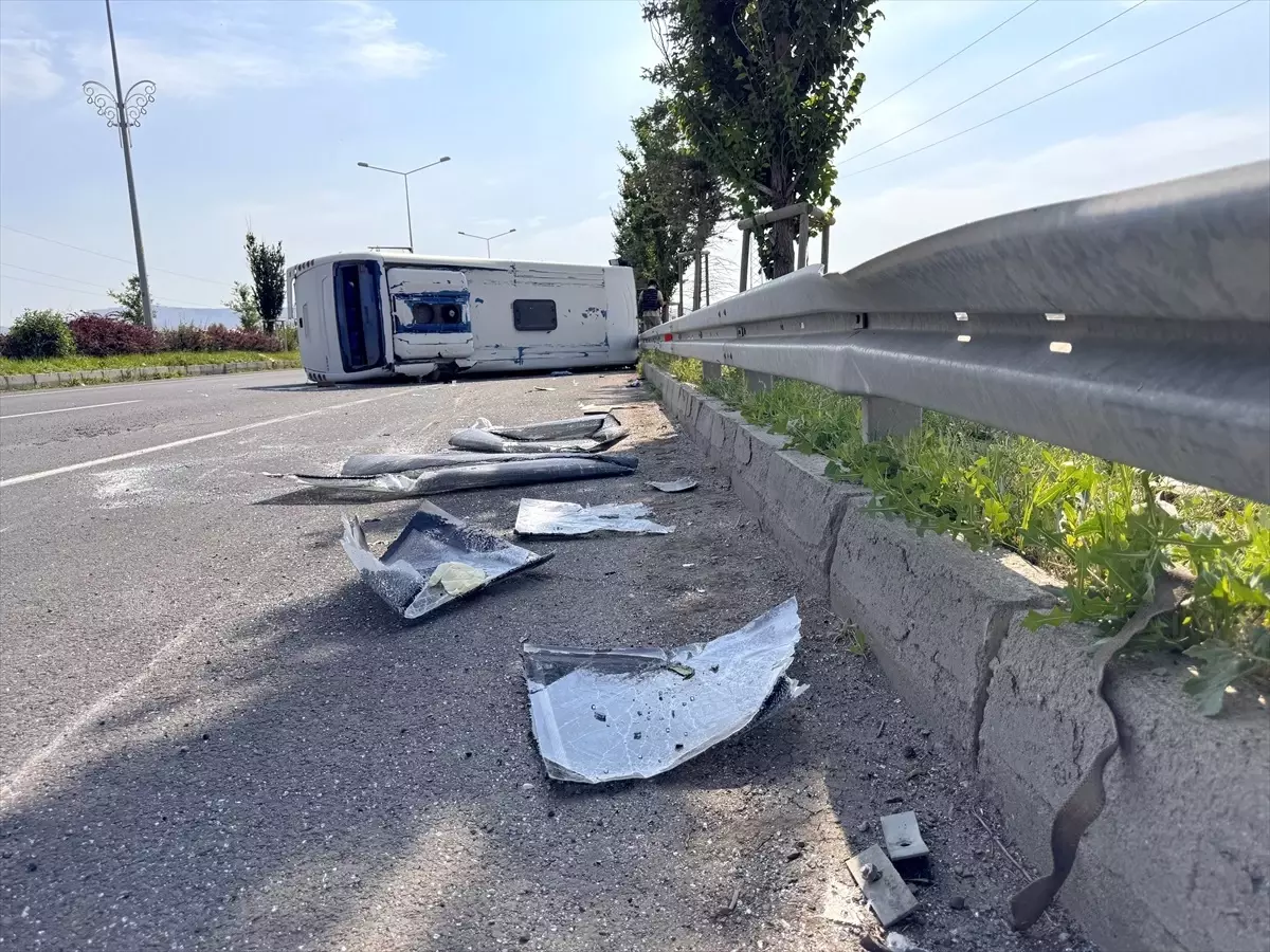 Erzurum'da Askeri Personel Taşıyan Midibüs Devrildi: 13 Yaralı