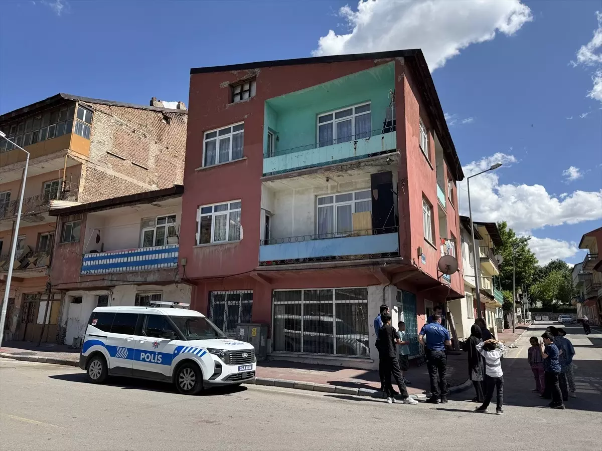 Erzurum'da Balkondan Düşen 1,5 Yaşındaki Bebek Ağır Yaralandı