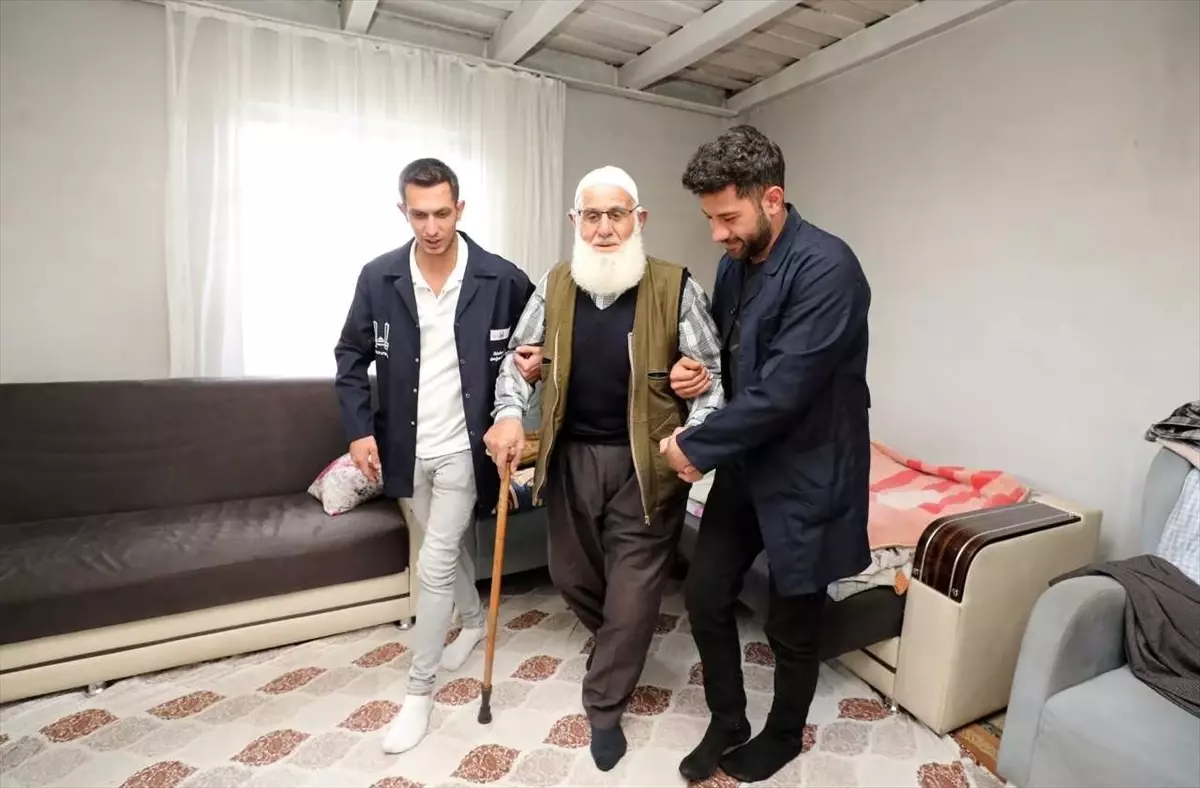 Erzurum'da bayram öncesi yaşlılara temizlik ve bakım hizmeti sunuldu