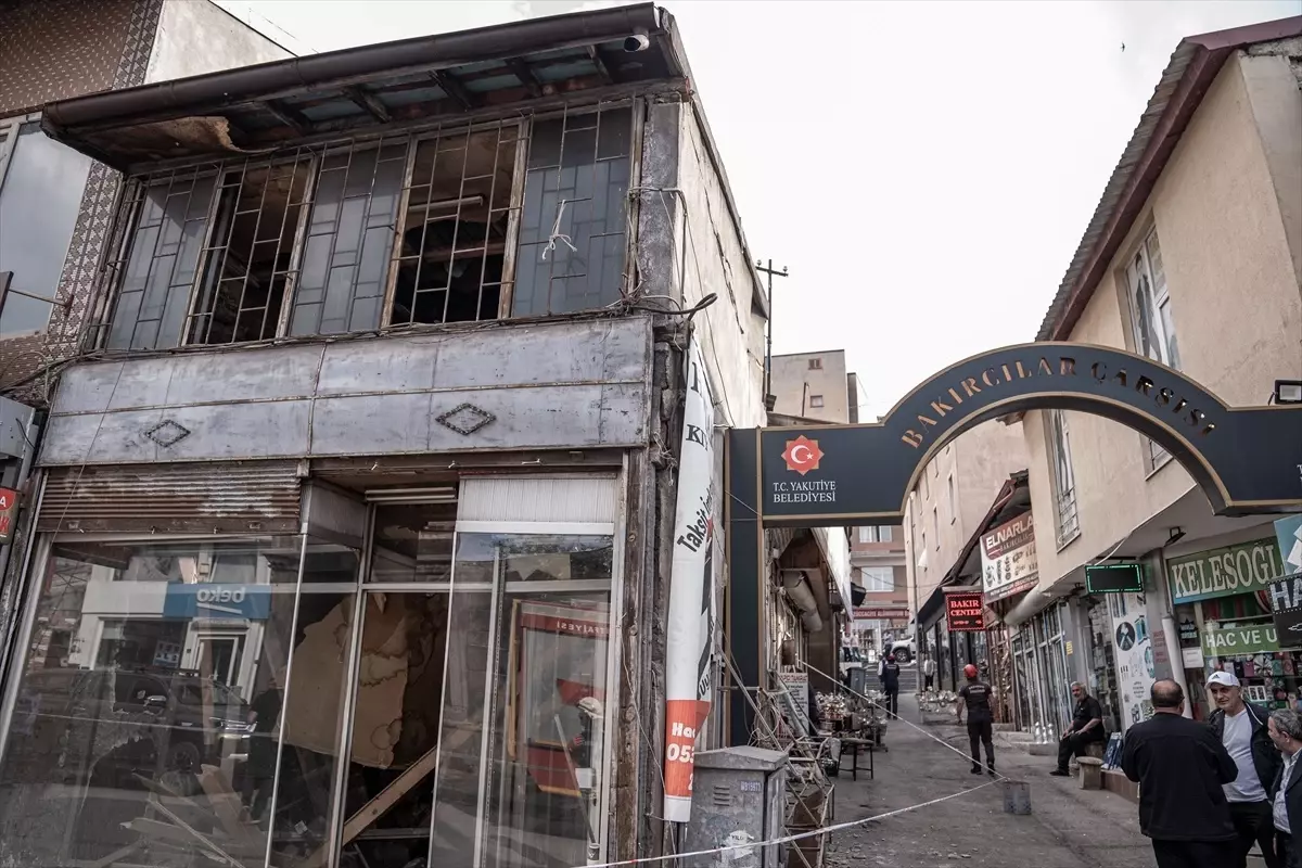 Erzurum'da Boşaltılan Dükkan Çöktü