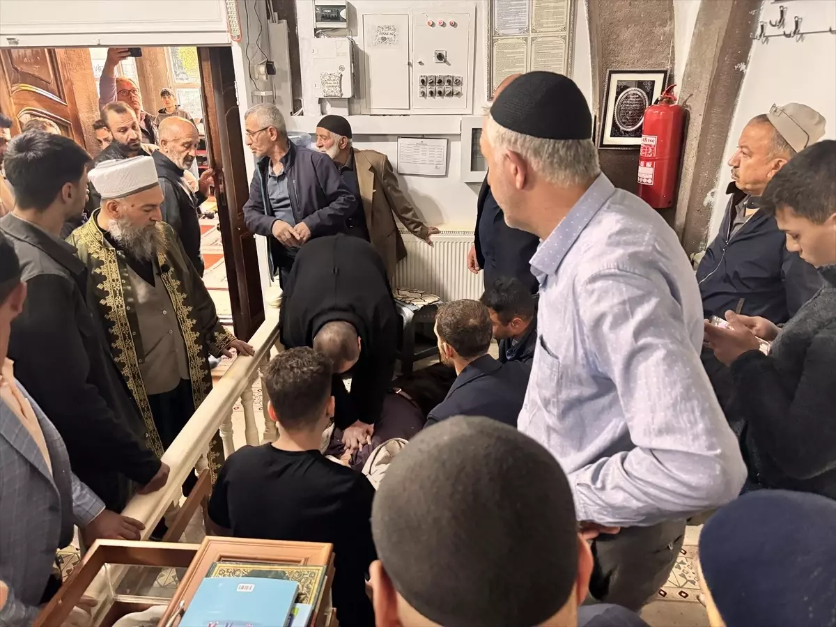 Cuma Namazında Kalp Krizi Geçiren Yaşlı Adam Hayata Döndü