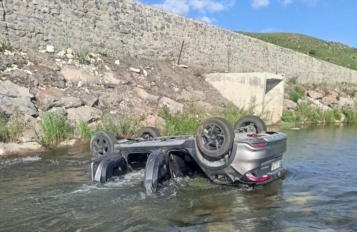Karayazı'da Dereye Yuvarlanan Otomobilde 3 Kişi Hayatını Kaybetti