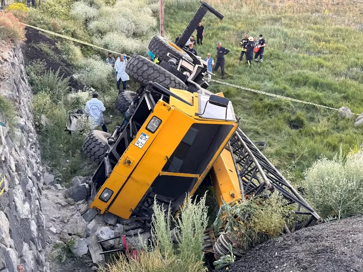 Erzurum'da Devriilen Vinç Altında Can Veren Operatör