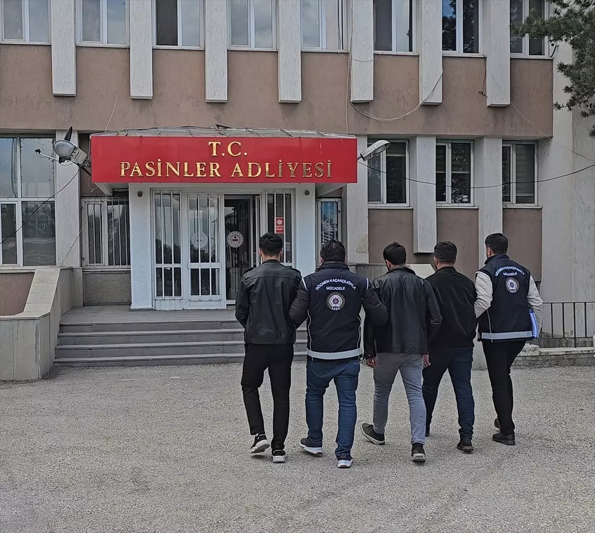 Erzurum'da Göçmen Kaçakçılığı İddiasıyla 3 Kişi Tutuklandı