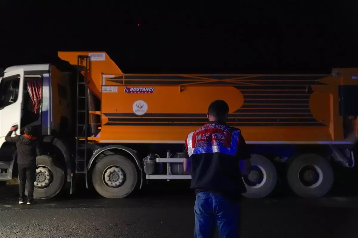 Erzurum'da Kamyonun Çarpması Sonucu 5 İşçi Yaralandı