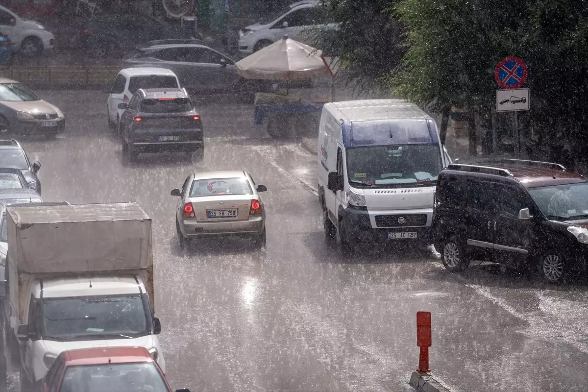 Erzurum'da Kuvvetli Sağanak Yağış Hayatı Olumsuz Etkiledi