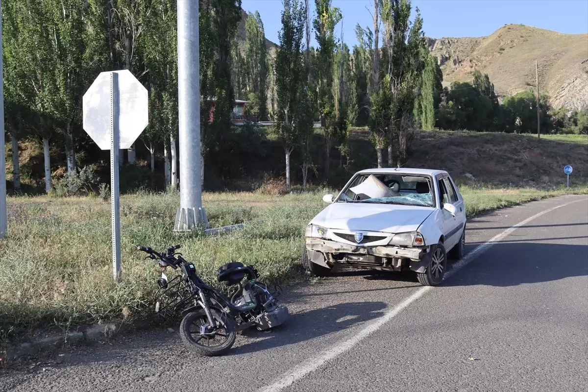 Erzurum'da Otomobil ile Elektrikli Bisiklet Çarpıştı: 3 Yaralı