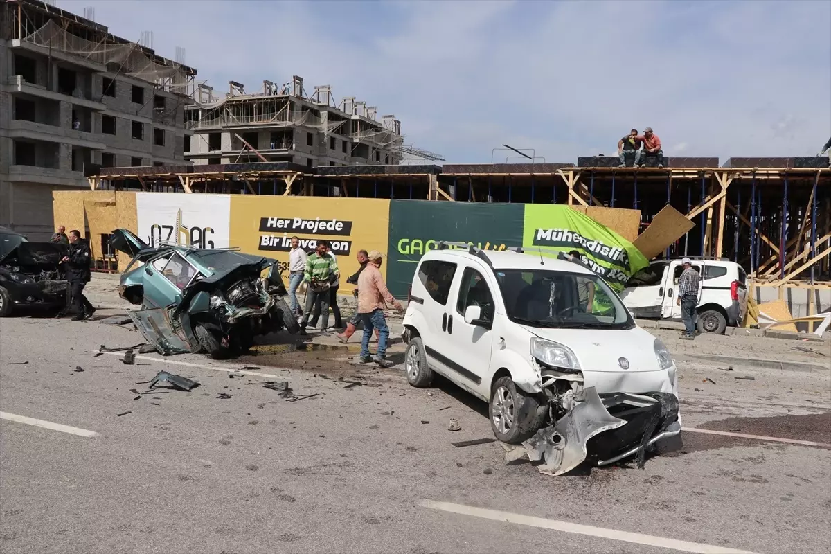 Erzurum'da Beton Mikserinin Park Halindeki 8 Araca Çarpması Sonucu Sürücü Yaralandı