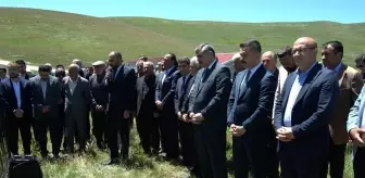 Erzurum'da PKK'nın 6 yıl önce katlettiği amca ile yeğeni mezarları başında anıldı