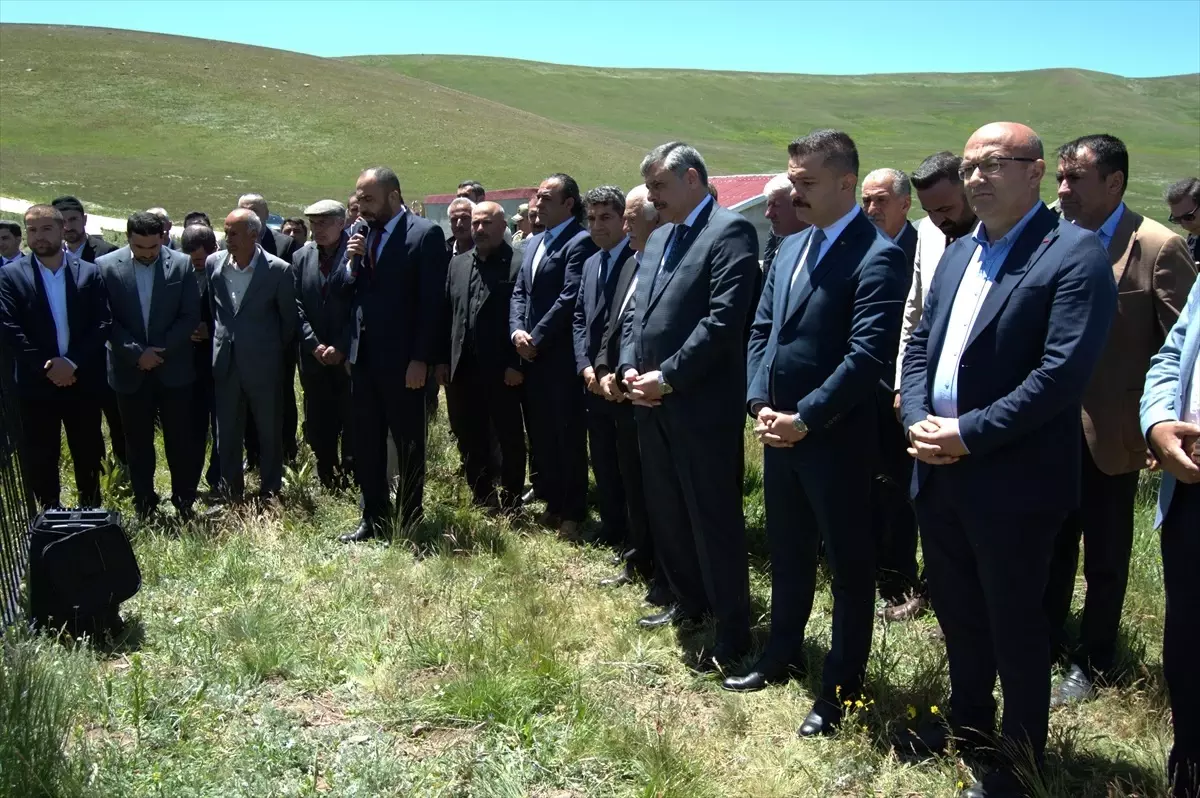 Erzurum'da PKK'nın 6 yıl önce katlettiği amca ile yeğeni mezarları başında anıldı