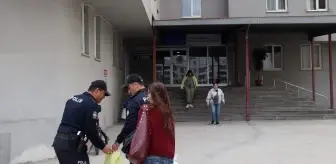 Erzurum'da Polis, Öğrenciye Taşınma Yardımı Yaptı