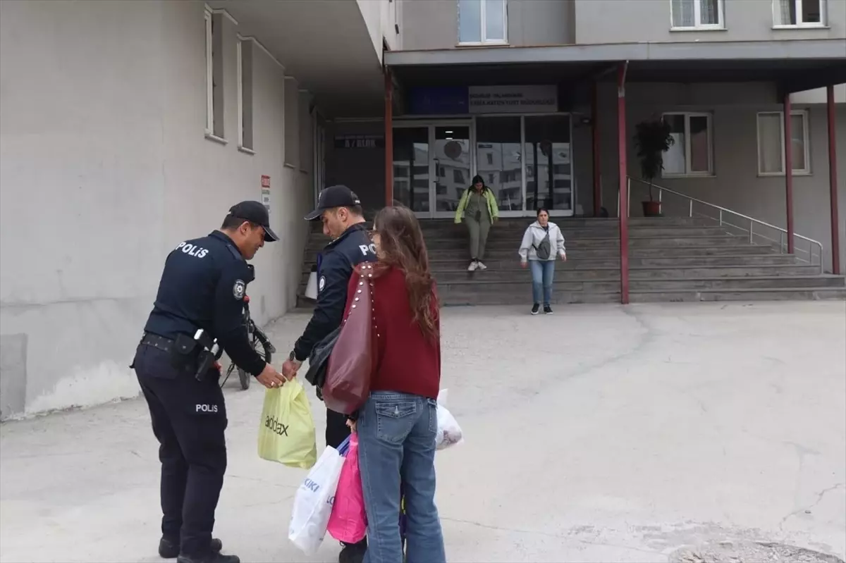 Erzurum'da Polis, Öğrenciye Taşınma Yardımı Yaptı