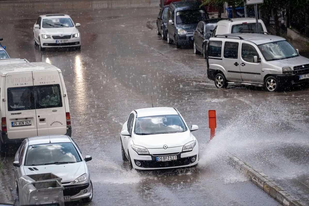Erzurum'da Aniden Başlayan Sağanak Yağış Hayatı Olumsuz Etkiledi
