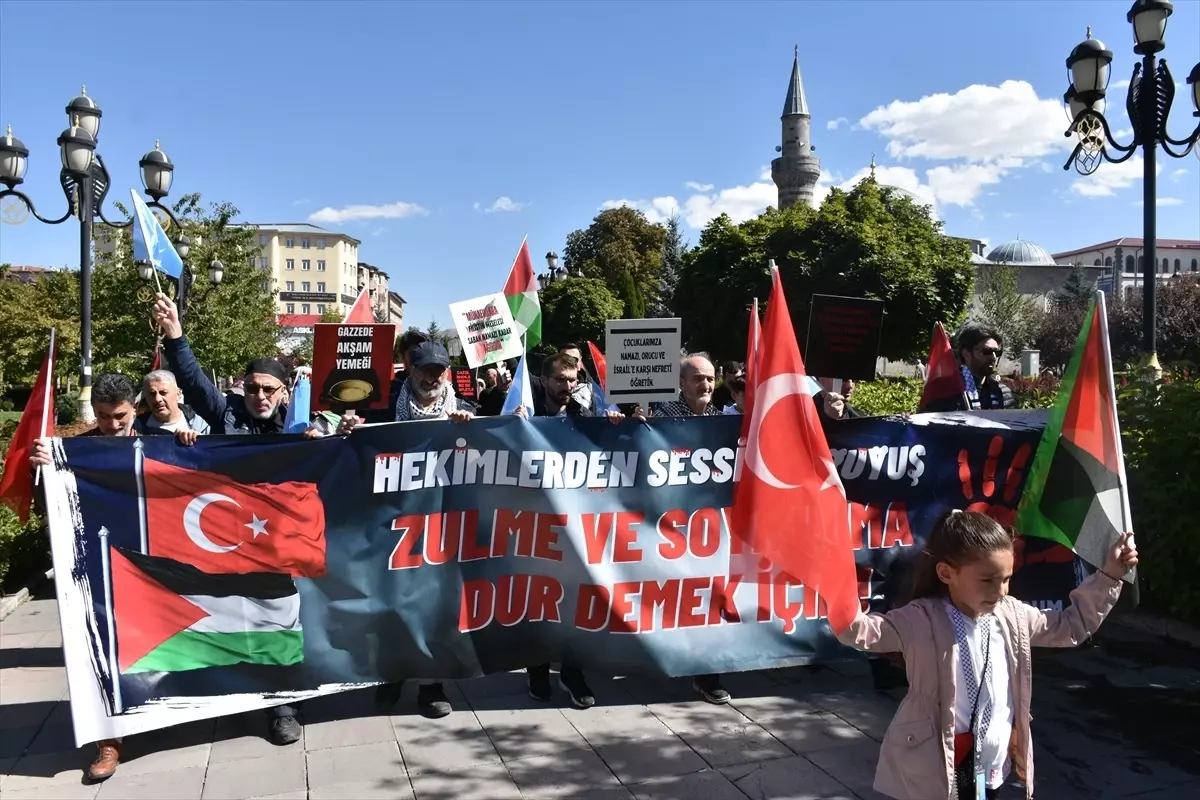 Erzurum'da sağlık çalışanları 98 haftadır Gazze için yürüyor
