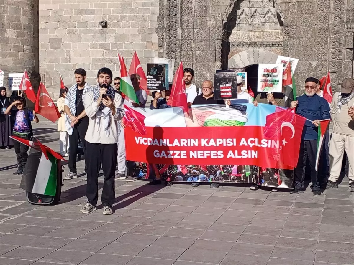Erzurum'da Sağlık Çalışanları Gazze İçin Sessiz Yürüyüş Düzenledi