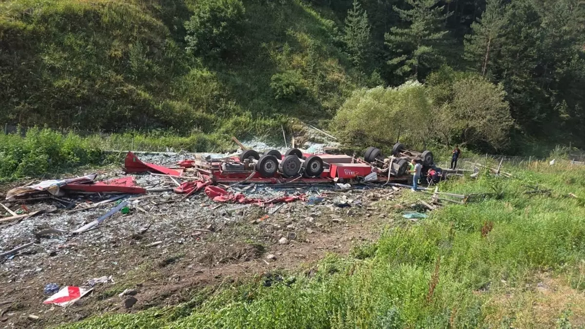 Şenkaya'da Şarampole Devrilen Tırda Sürücü Hayatını Kaybetti