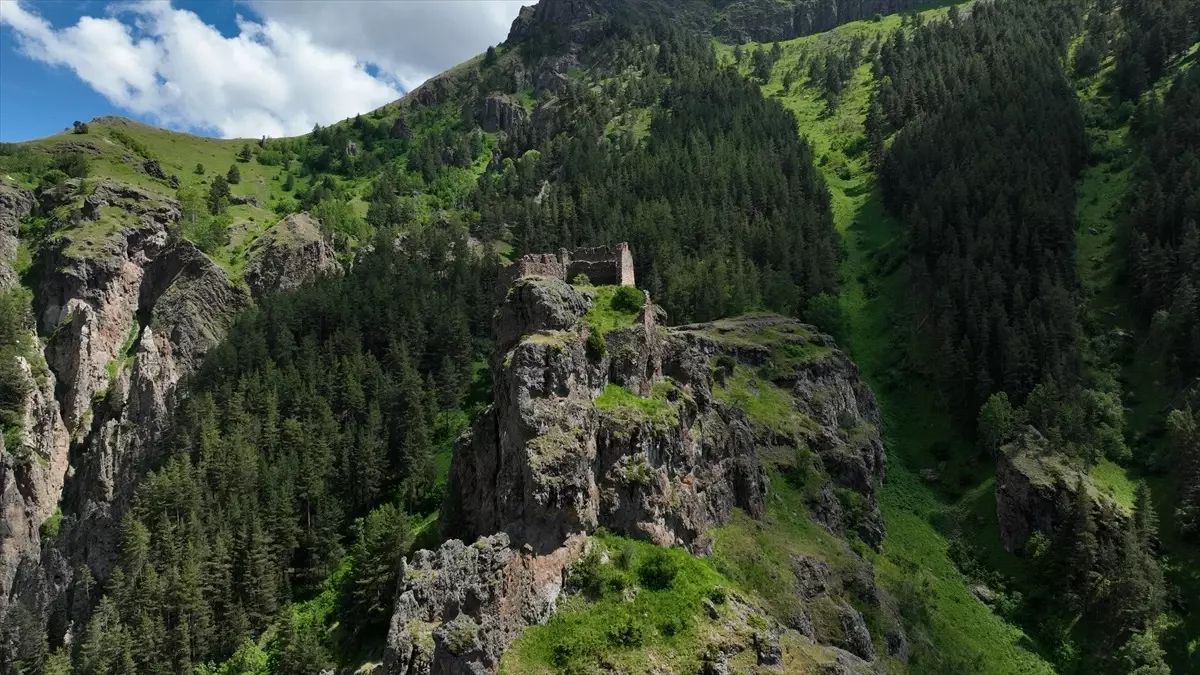 Hırçer Kalesi'nin Tarihi Güzellikleri Dronla Görüntülendi